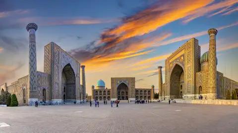 Auf unserer YOUNG LINE Rundreise durch Usbekistan eines der Highlights bei der Stadttour durch Samarkand: der Registanplatz, Wahrzeichen der Stadt.