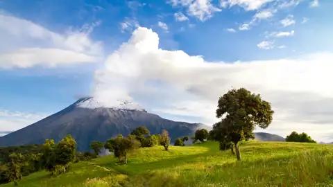 Bei unserem Aufenthalt in Banos während unserer YOUNG LINE TRAVEL Rundreise für Traveller ab 35 Jahren durch Ecuador können wir immer wieder ein Blick auf den 5016 m hohen Vulkan Tungurahua erhaschen.