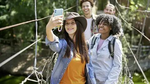 Auf unserer YOUNG LINE Reise treffen wir gleichaltrige und vor allem gleichgesinnte Traveller und haben neben den gemeinsamen Erlebnissen viel Spaß.