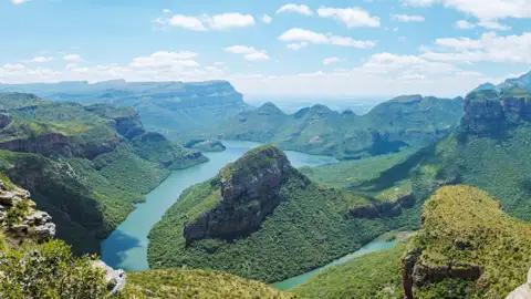 Unsere YOUNG LINE TRAVEL Rundreise durch Südafrika geht gut los: mit einem Stopp am Blyde River Canyon mit unfassbar schönen Aussichten.