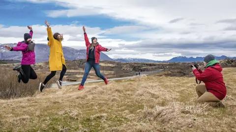 Auf unserer YOUNG LINE Rundreise durch Island bewundern wir die ursprüngliche Natur der Insel - wild, rau, echt  und jederzeit ein Foto wert!