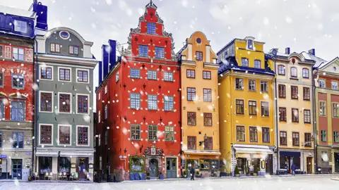 Stockholms Altstadt Gamla Stan ist auch im Winter ein wunderbar romantisches Stadtviertel - perfekt, um es zu Silvester mit anderen jungen Menschen in der Gruppe zu entdecken