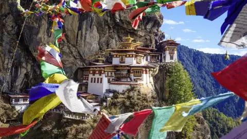 Bei Ihrer Rundreise durch Bhutan entdecken Sie das Tigernestkloster, dass hoch über dem Tal liegt. Der Legende nach erreichte Guru Rimponche das Kloster auf dem Rücken einer Tigerin, wir legen die Strecke zu Fuß zurück.