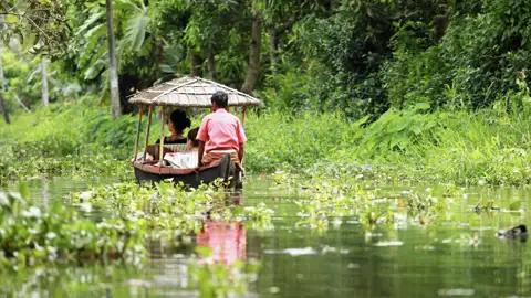 Auf unserer Marco Polo Entdeckerreise in der Mini-Gruppe unternehmen wir eine Bootstour durch die grünen Kanäle der Backwaters in Kerala.