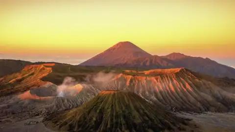 Durchs Dunkel wandern wir auf unserer Marco Polo Reise in der Mini-Gruppe zum besten Viewpoint - gleißend rot enthüllt der Sonnenaufgang den Mt. Bromo.