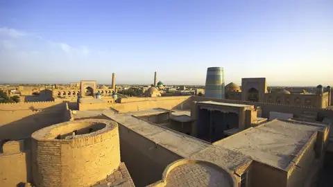 Auf Ihrer Rundreise durch Usbekistan erkunden Sie Chiwa - mit seiner intakten Stadtmauer, Moscheen und Mausoleen ein Freiluftmuseum islamischer Architektur.