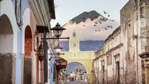 Erleben Sie mit Marco Polo Scout auf der Reise nach Guatemala und El Salvador die koloniale Pracht Antiguas: kopfsteingepflasterte Straßen, farbenfrohe Fassaden und eindrucksvolle Kirchen und Klöster vor der Kulisse der gewaltigen Vulkane Agua, Fuego und Acatenango.