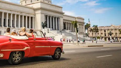 Auf unserer Marco Polo-Reise in der Mini-Gruppe cruisen wir in liebevoll in Schuss gehaltenen Oldtimern durch Havanna und entdecken mit E-Bikes im Retrolook das authentische Havanna abseits der üblichen Touristenpfade.