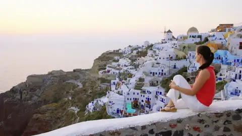 Diese Rundreise ist Insel-Hopping über die Kykladen. Als letzte der Inseln besuchen wir Santorin und genießen in der lauen Abendstimmung den Sonnenuntergang.