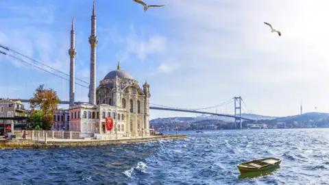 Zu den eindrucksvollsten Erlebnissen auf der Marco Polo Reise in der Mini-Gruppe nach Istanbul zählt unsere Fahrt auf dem Bosporus zwischen den Kontinenten.