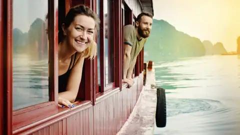 In der Halongbucht erleben wir bei einer Bootsfahrt die Schönheit der vietnamesischen Küste.