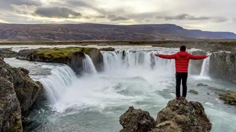Auf unserer Rundreise durch Island kommen wir auf der Fahrt von Husavik nach Akureyri am Godafoss, einem der größten und beeindruckendsten Wasserfälle Islands, vorbei.