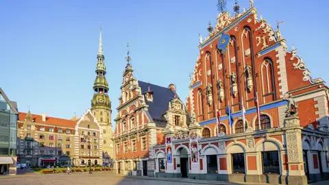 Zehn Tage, drei Länder: Entdecken Sie mit Ihrem Marco Polo Scout Litauen, Lettland und Estland zwischen Mittelalter und Internetcafés, Wäldern mit Wölfen und Bären und Bernsteinstränden. In Riga die prunkvollen Gebäude der Handelszeit und das berühmte Schwarzhäupterhaus.