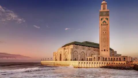 Die Moschee Hassan II. in Casablanca im Abendrot