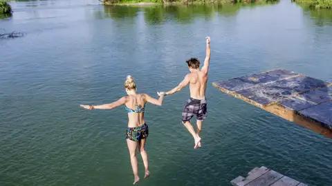 Auf unserer YOUNG LINE TRAVEL Rundreise durch Laos haben wir immer wieder Zeit für einen Sprung ins kühle Nass, wie z.B. hier bei den 4000 Islands.