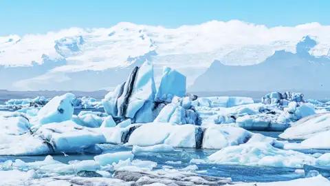 Eines der Highlights auf unserer Rundreise im Winter durch Island ist die Gletscherlagune Jökulsarlon mit ihren riesigen, in verschiedenen Farben leuchtenden, Eisbergen.