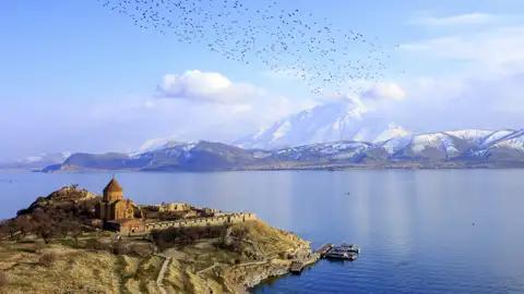 Ein Höhepunkt ganz am Ende unserer Rundreise mit Marco Polo durch die Osttürkei ist das Kloster Achtamar mit seiner einmaligen Lage auf einer Insel im Vansee.