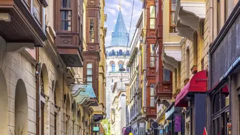 Bei einem Besuch in Istanbul ist ein Bummel durch das Viertel Galata mit dem berühmtenTurm ein Muss.