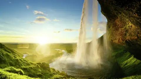 Zu Beginn Ihrer individuellen Mietwagenreise gleich ein Highlight: An der Südküste sehen Sie einen der schönsten Wasserfälle Islands, den Seljalandsfoss. Sie können hinter seine Wasserschleier gehen. Aber Vorsicht: Sie werden bestimmt nass!