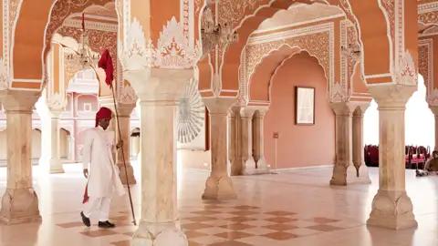 Auf Ihrer individuellen Reise durch Indien geht es mit Ihrem Scout auf Citytour durch die "rosarote Stadt" Jaipur. Sie besichtigen den Stadtpalast mit einer sehenswerten Sammlung alter Miniaturen, Waffen und Prachtgewänder sowie das zum Palastkomplex gehörige Observatorium "Jantar Mantar" des Hobbyastronomen Jai Singh II. aus dem 18. Jahrhundert.