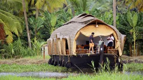 Wenn Sie auf Ihrer individuellen Rundreise durch Südindien die Backwaters ganz authentisch erleben wollen, dann nutzen Sie doch die Gelegenheit, statt im Hotel auf einem Hausboot zu übernachten.