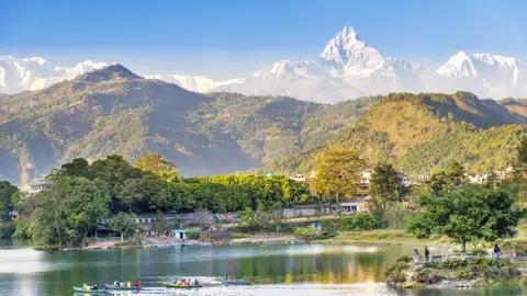 Auf Ihrer individuellen Rundreise durch Nepal  erleben Sie bei einer Bootsfahrt auf dem Pewa-See das beeindruckende Bergpanorama.