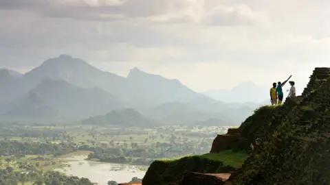 Erklimmen Sie auf Ihrer individuellen Rundreise durch Sri Lanka über zahlreiche Stufen den Sigiriya Rock und genießen Sie die Aussicht auf die grüne Landschaft.