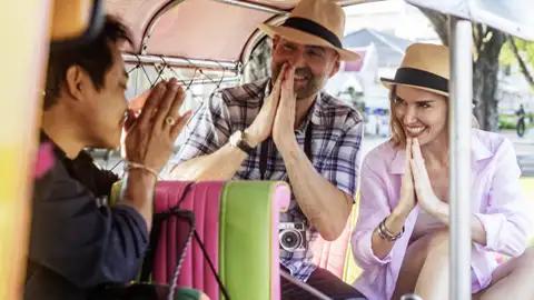 Nehmen Sie auf Ihrer Thailand-Rundreise in Bangkok doch einmal ein Tuk-Tuk als Fortbewegungsmittel, so sind Sie oft sogar schneller am Ziel.