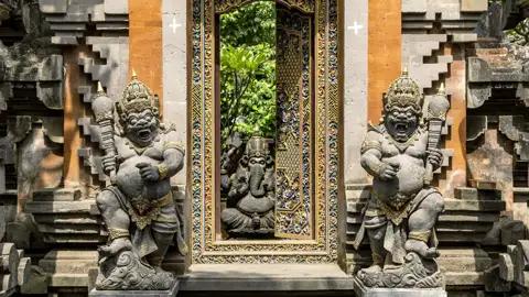 Auf Ihrer Rundreise nach Bali steht auch ein Besuch der schönstenTempel der Insel auf dem Programm - staunen Sie über die beeindruckenden Steinmetzarbeiten.