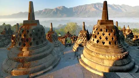 Ihre Rundreise durch Indonesien führt Sie auch zur größten buddhistischen Tempelanlage der Welt, Borobudur auf Java. Besonders magisch bei Sonnenaufgang.