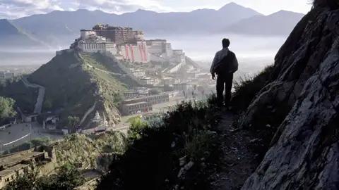 In Lhasa besuchen Sie auf Ihrer individuellen Rundreise den Potala-Palast. Neben der beeindruckenden Bergwelt ein abolutes Highlight.