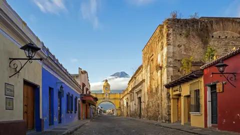 In Antigua beginnt Ihre individuelle Rundreise durch Guatemala. Die ehemalige Hauptstadt bietet koloniales Flair vor der beeindruckenden Kulisse der Vulkane.