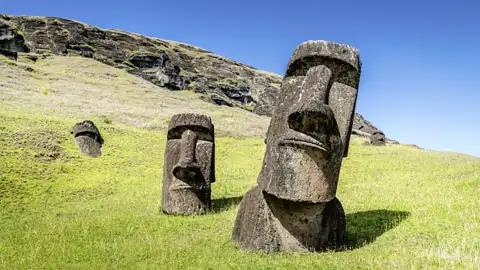 Die zu Chile gehörende Osterinsel, krönender Abschluss Ihrer individuellen Reise, liegt einsam in den Weiten des Pazifiks. Sie besichtigen Steinbrüche, Moai-Statuen und erloschene Vulkane und erfahren mehr über die Mythen und Legenden.