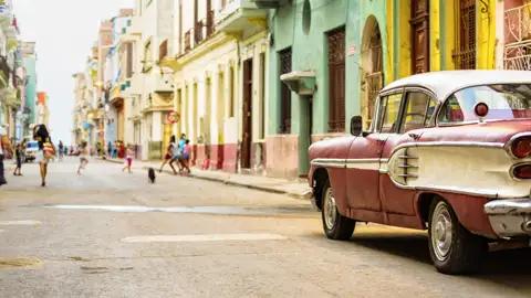 Auf der individuellen Reise durch Kuba unternehmen Sie eine Panoramatour im klassischen Oldtimer durch die bunten Gassen Havannas und die verschiedenen Viertel.