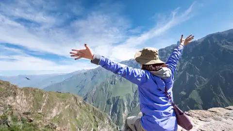 Auf Ihrer Rundreise durch Peru kommen Sie auch zum Cruz del Condor im Colca-Canyon, wo Sie die Flugshow der Kondore bewundern können.
