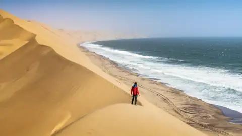 Auf der Rundreise durch Namibia lernen Sie die vielfältigen Landschaften Namibias näher kennen wie die Dünen der Namib-Wüste