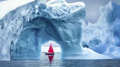 Ein Highlight auf Ihrer individuellen Reise nach Grönland: In Ilulissat unternehmen Sie zwischen den Eisbergen eine spannende Bootstour.