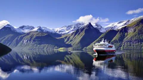 Bei Ihrer Reise gleiten Sie sanft durch die Fjordlandschaft Norwegens.
