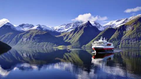 Bei Ihrer Reise gleiten Sie sanft durch die Fjordlandschaft Norwegens.
