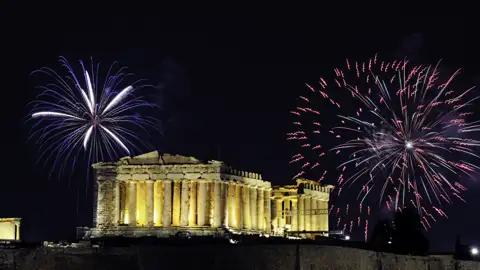 Mit einem fantastischen Feuerwerk über der Akropolis starten wir das neue Jahr in Athen