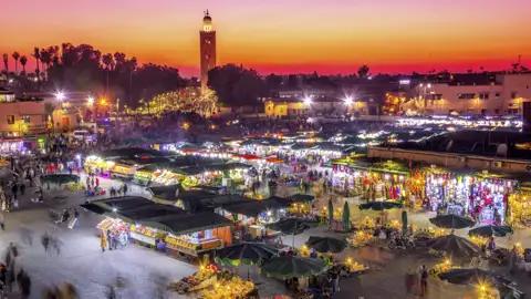 Bei Ihrer Reise durch Marokko geht es heute zum Djemaa el-Fna, dem einstigen Platz der Gehenkten. Heute tobt das Leben auf dem zentralen Marktplatz in Marrakesch.
