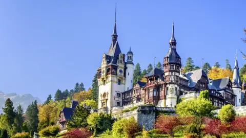 Schloss Peleș mit seinen Türmen und der detaillierten Architektur im Herbst.