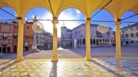 Historische Architektur und der Platz im Zentrum von Udine.