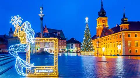 Bei einer Tasse heißer Schokolade können wir uns auf dem Weihnachtsmarkt aufwärmen.