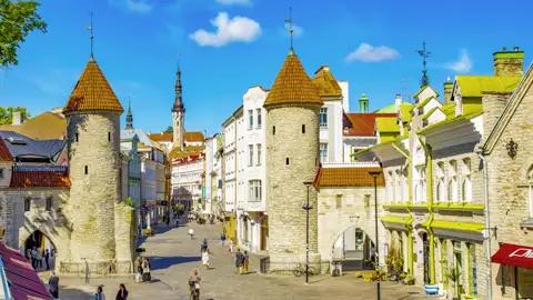 Die Türme des Viru-Tors in Tallinn, ein Wahrzeichen der Stadt, das Besucher in die historische Altstadt willkommen heißt - so auch Sie auf Ihrer Rundreise durch das Baltikum.