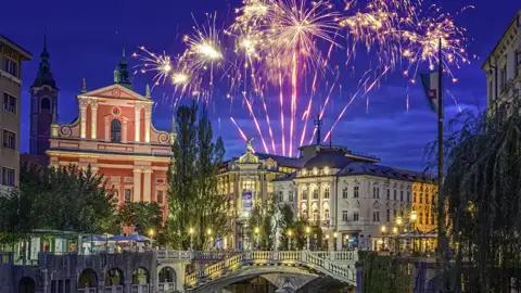 Bei der Silvesterreise  erleben Sie ein farbenfrohes Feuerwerk über der Altstadt von Ljubljana.