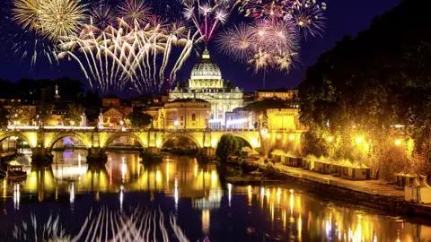 Das Highlicht unserer YOUNG LINE TRAVEL Silvesterreise nach Rom ist ohne Frage das Feuerwerk zu Neujahr - warum nicht auf einer der Tiberbrücken mit Blick auf den Petersdom und den Vatikan? Was ein Anblick!