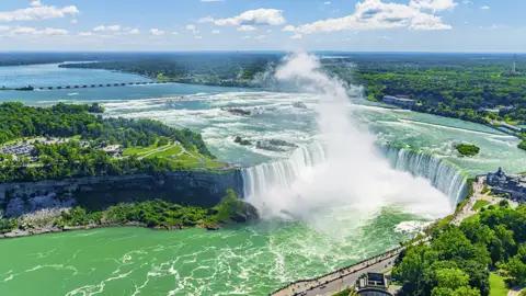 Auf Ihrer Rundreise sehen Sie die eindrucksvollen Niagarafälle.