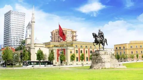 Auf unserer Reise können Sie in Tirana den Skanderbeg-Platz, der nach dem Nationalhelden Skanderbeg benannt ist, besuchen und dessen Reiterstatue sehen.