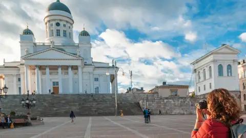 Bei Ihrer Reise fahren Sie am Senatsplatz in Helsiki vorbei und erhaschen eine Bllick auf den Dom.